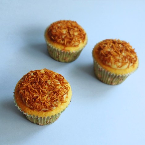 cupcakes de baunilha com brigadeiro de leite de coco