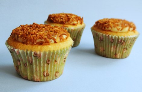 cupcakes de baunilha com brigadeiro de leite de coco